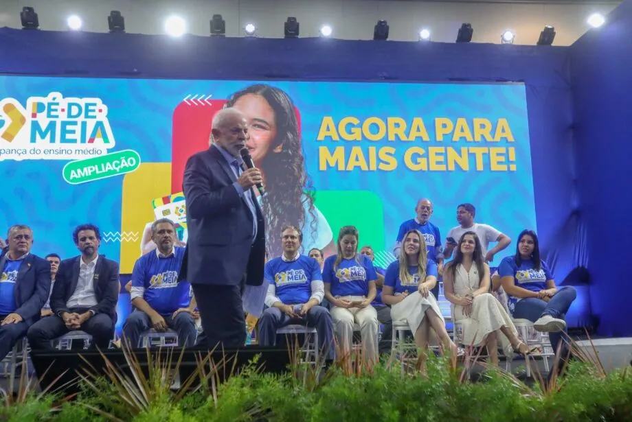 Governo anuncia ampliação de programa pé-de-meia para 1,2 milhão de estudantes