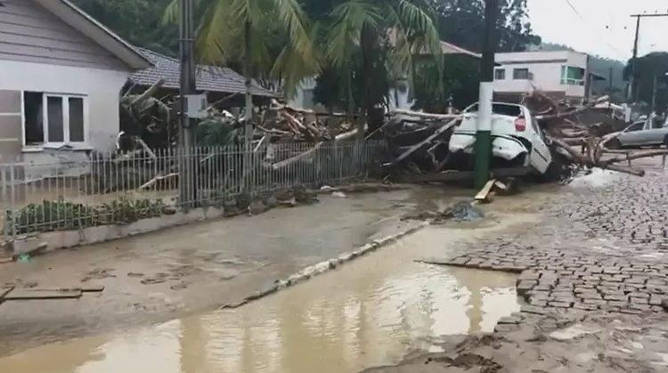 Tempestade em Santa Catarina deixa 11 mortos e 20 desaparecidos