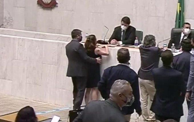 VÍDEO: Deputado passa mão no seio de deputada durante sessão na Alesp