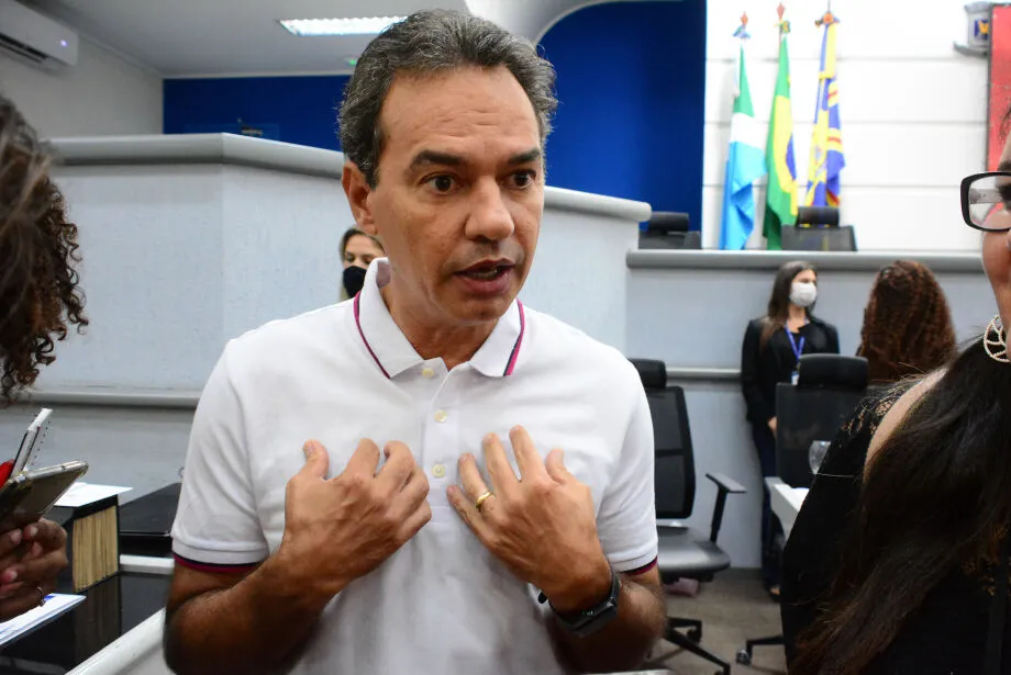 "Vocês anteciparam a morte de minha mãe", diz Marquinhos sobre grupo que o acusou de assédio sexual