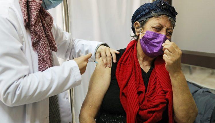 Israel acelera vacinação e quer sair da pandemia em março