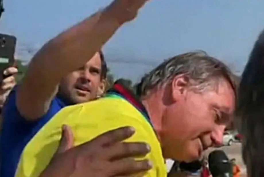 Bolsonaro é atacado por abelhas e encerra discurso em comício no RN