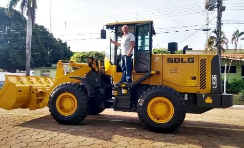 Prefeito Manoel Viais comemora conquista de Pá Carregadeira para Caracol