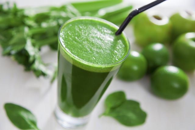 Exagerou na ceia? Aprenda a fazer sucos detox para limpar o organismo