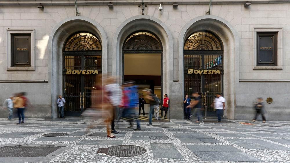 Bovespa fecha em alta e renova máxima histórica