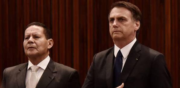 Promoção de filho faz vice se explicar a Bolsonaro