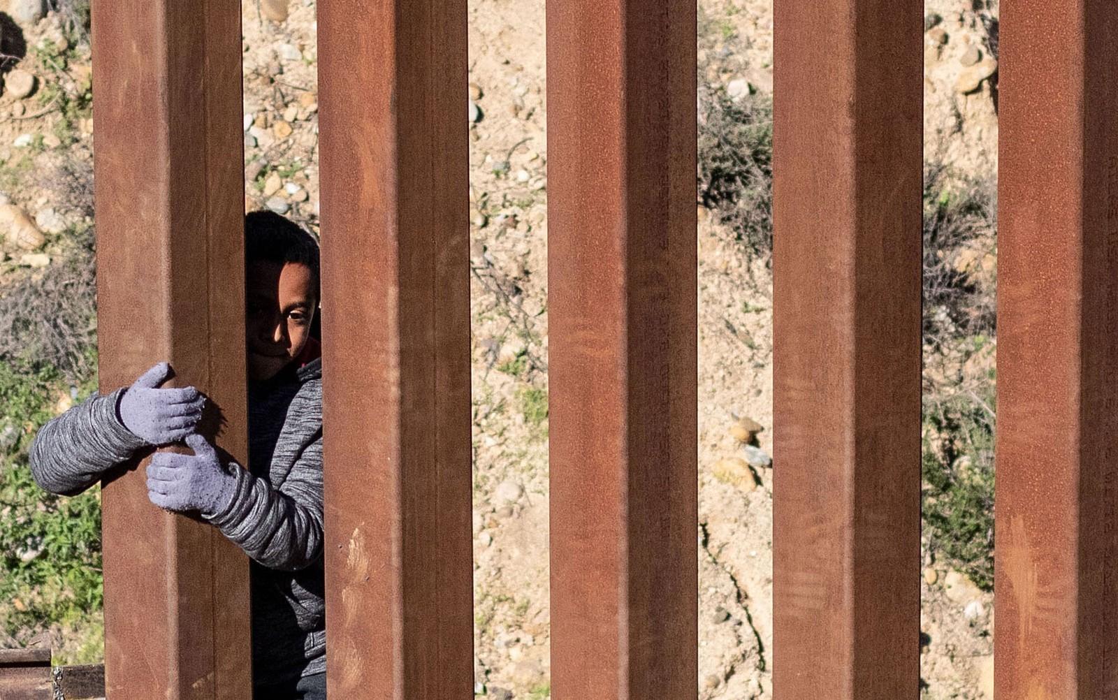 Há uma crise humanitária na fronteira entre EUA e México? O que os números dizem