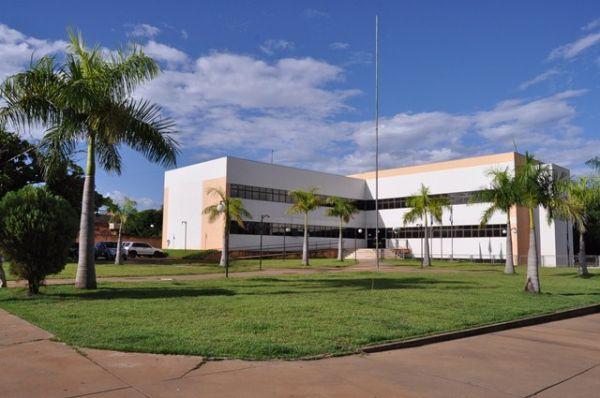 Prefeitura tira procuradores da função e reduz salário para alocar comissionados