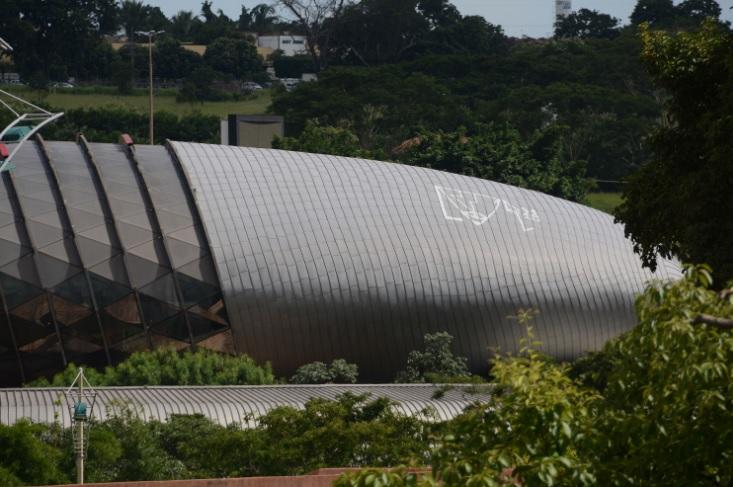 Obras paradas viram cenário de pichações em MS