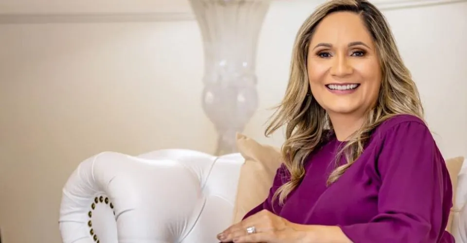 Juíza condena prefeita Clediane Matzembaker por veiculação de propaganda irregular