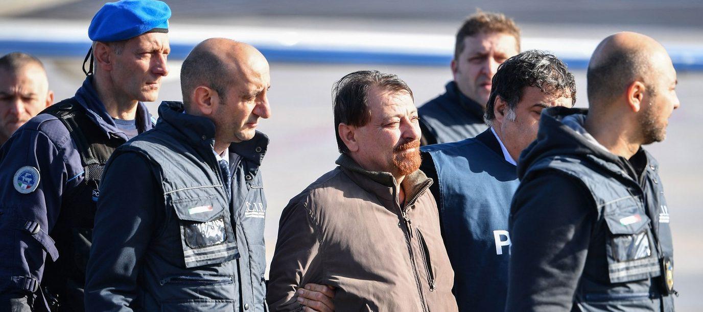 Battisti chega à Itália após quase 40 anos foragido
