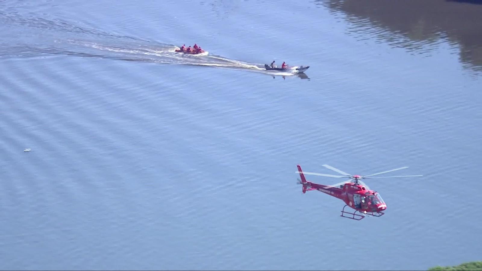 Helicóptero da PM cai na Baía de Guanabara