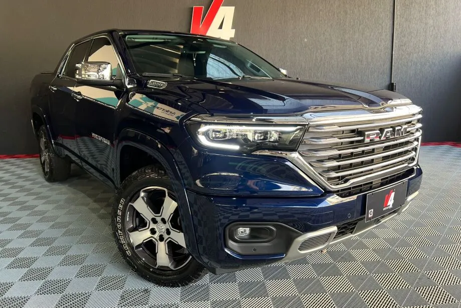 Dupla invade loja, rouba caminhonete de R$ 300 mil e abandona no meio da rua