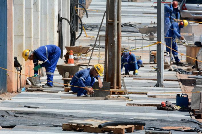 Operários refazem parte da calçada para instalação do piso tátil na 14