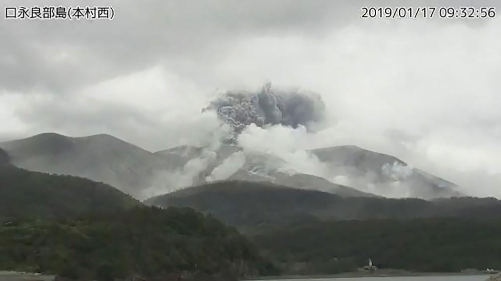 Vulcão entra em erupção no sul do Japão