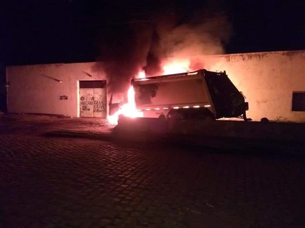 Caminhão e ônibus são incendiados no Ceará