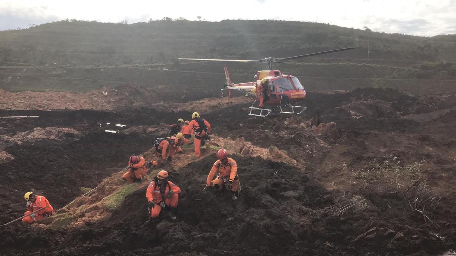 Bombeiros retomam buscas em Brumadinho