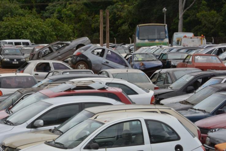 Detran contrata empresas para tirar 48 mil veículos de pátios