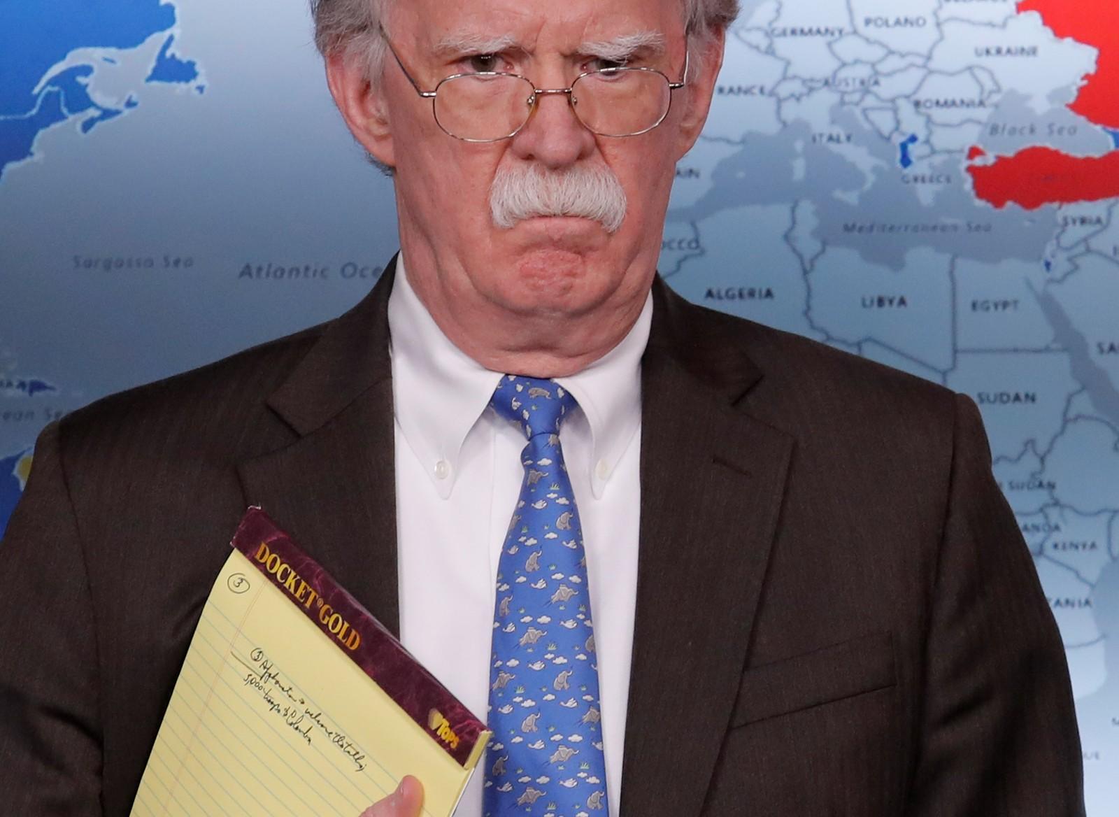 Colômbia diz não ter informações sobre anotação de tropas flagrada com John Bolton