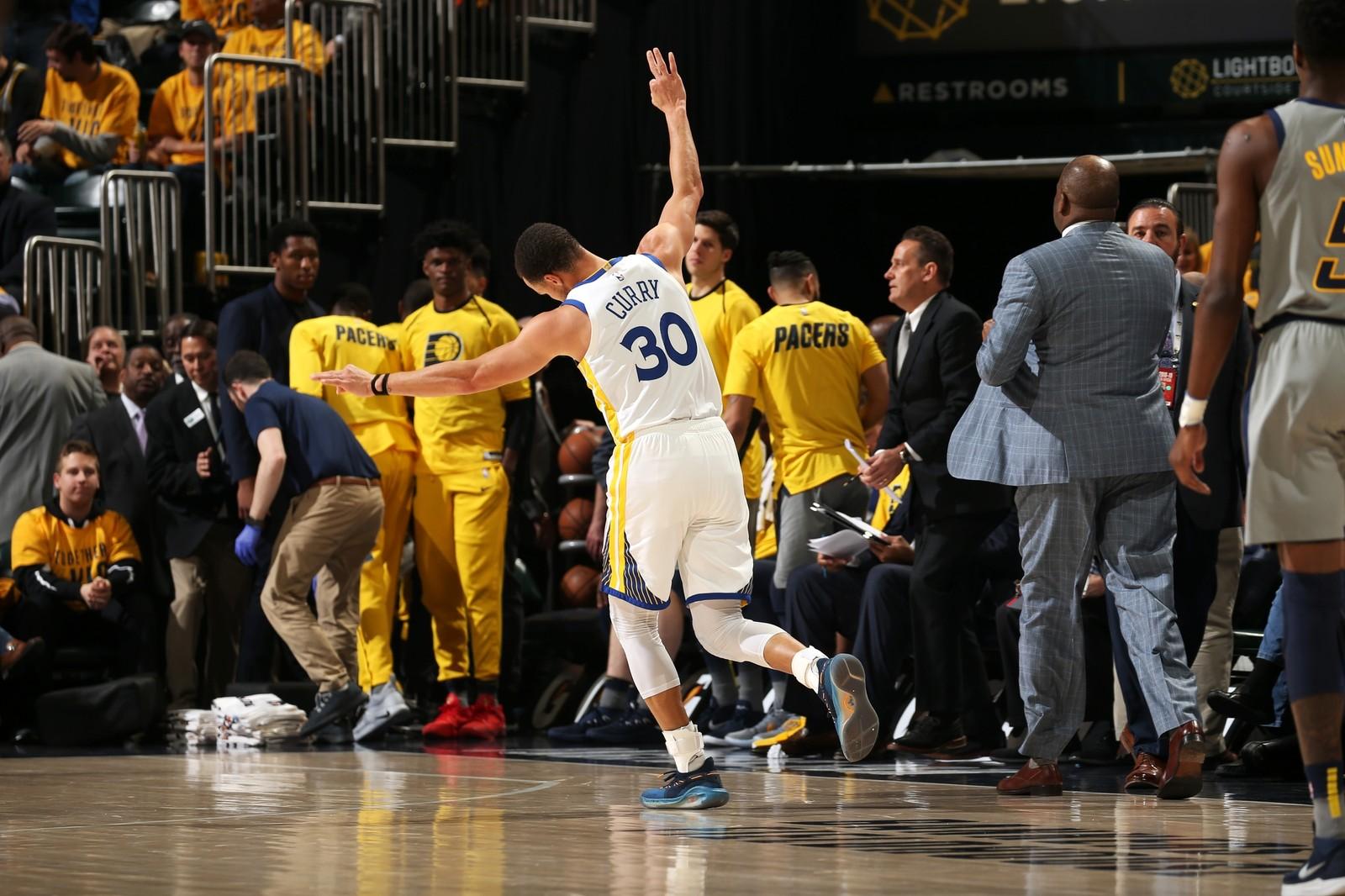 Dono da festa, Curry também leva um tombo em noite de homenagem a Oladipo