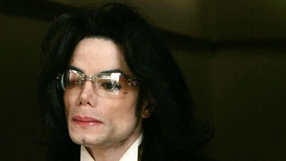 O que diz o novo e perturbador documentário com denúncias de abuso de crianças contra Michael Jackson