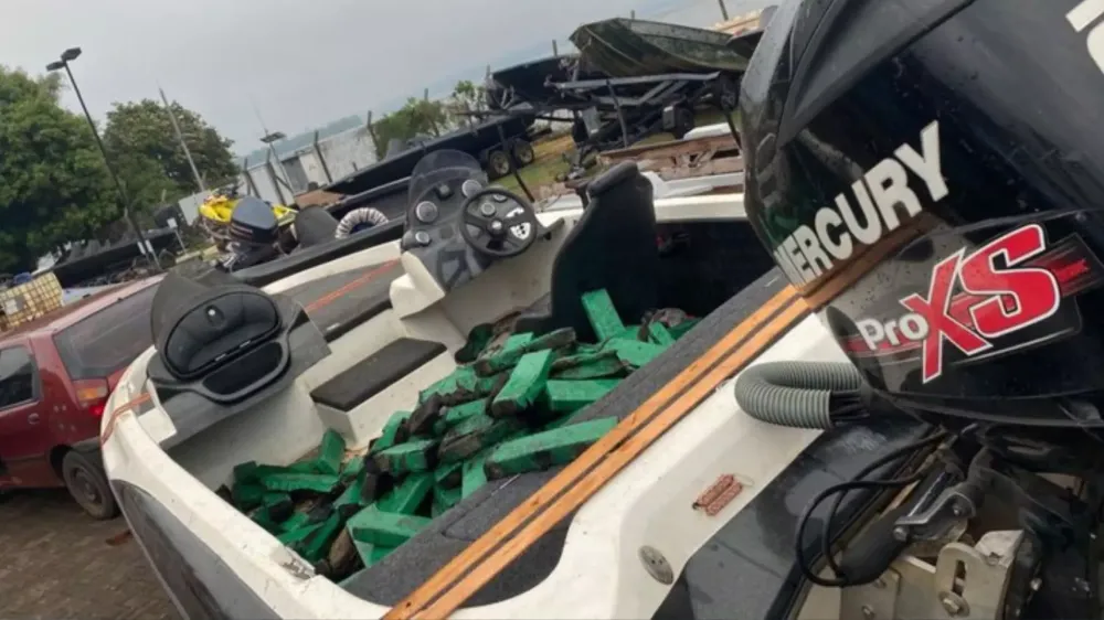 Suspeitos abandonam barco com 215 kg de droga após chegada da polícia no Rio Paraná
