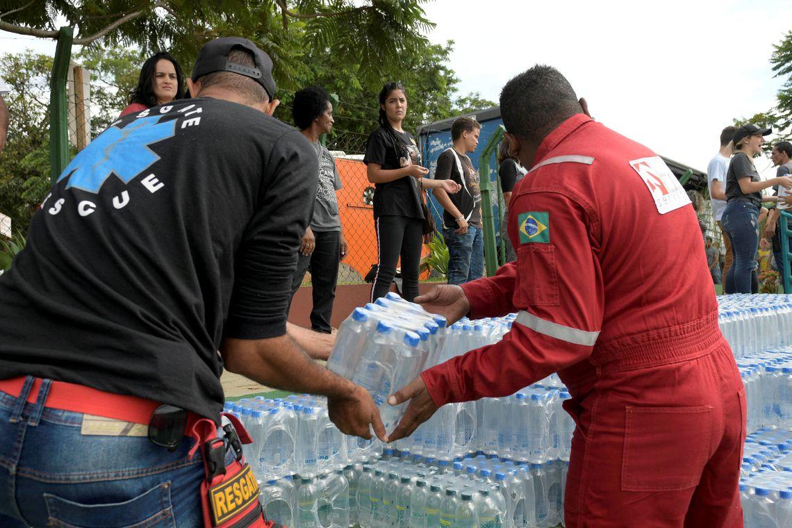 Governo vai distribuir chips de celular para famílias