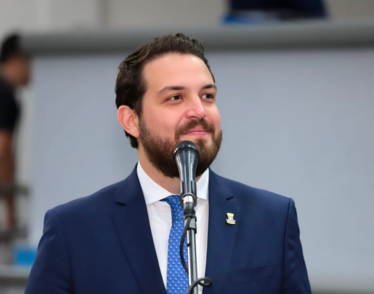 Atestado vence e vereador precisará voltar com tornozeleira para Câmara