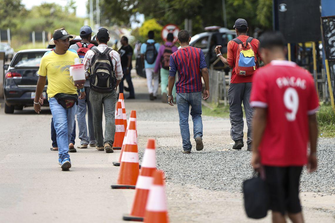 Grupo de venezuelanos chega a MS para trabalhar em frigorífico