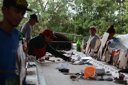 Com 90% descartados, recicláveis viram lixo e acabam enterrados