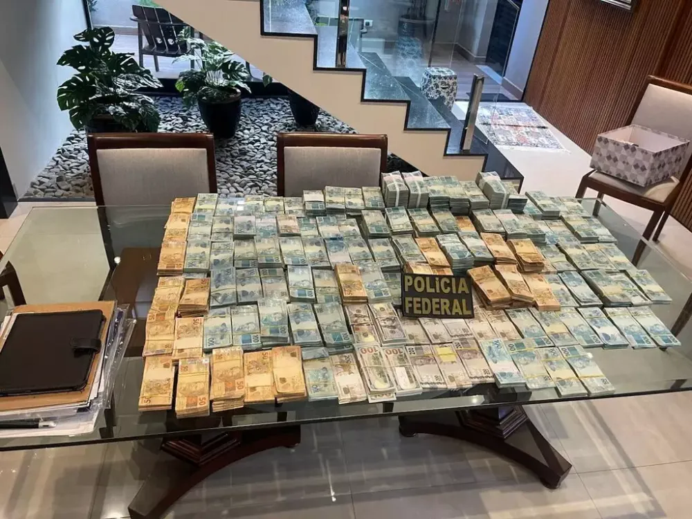 PF apreende dólares e 2,7 milhões reais na casa de desembargador, além de armas