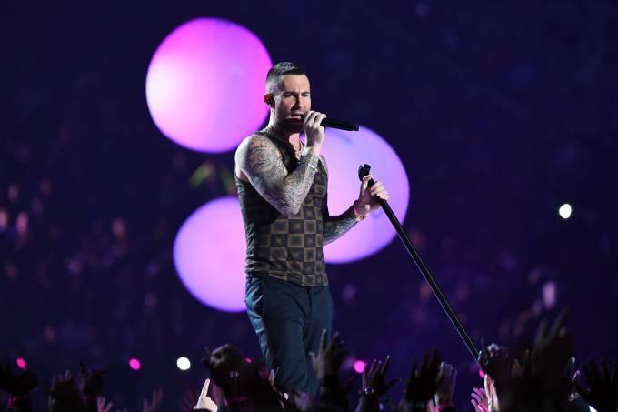 Após polêmica com Rihanna, Maroon 5 apresenta sucessos no Super Bowl