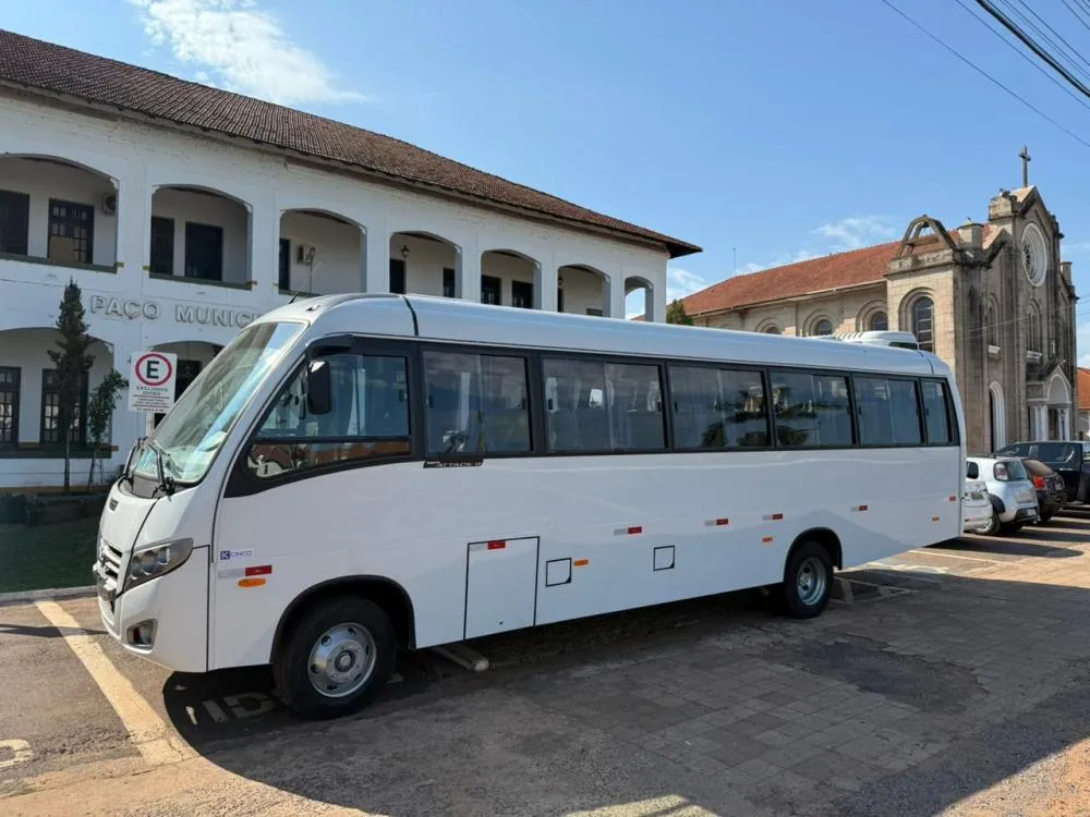 Prefeito Reinaldo Piti entrega novo microônibus para a Secretaria de Saúde de Bela Vista