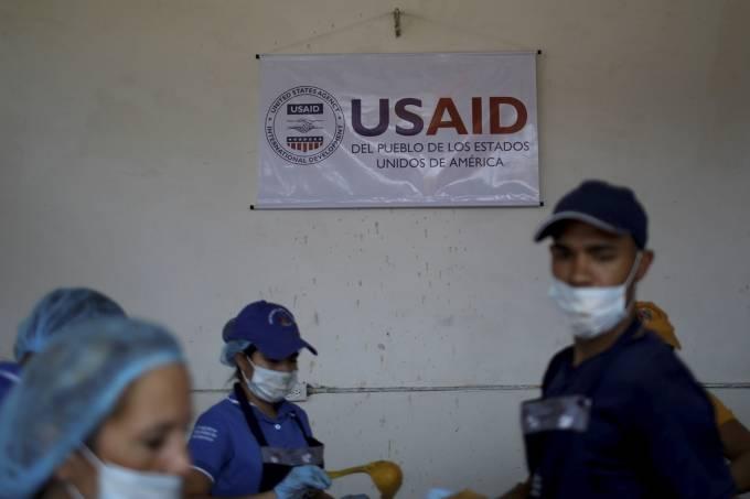Ajuda humanitária dos EUA à Venezuela chega à fronteira da Colômbia