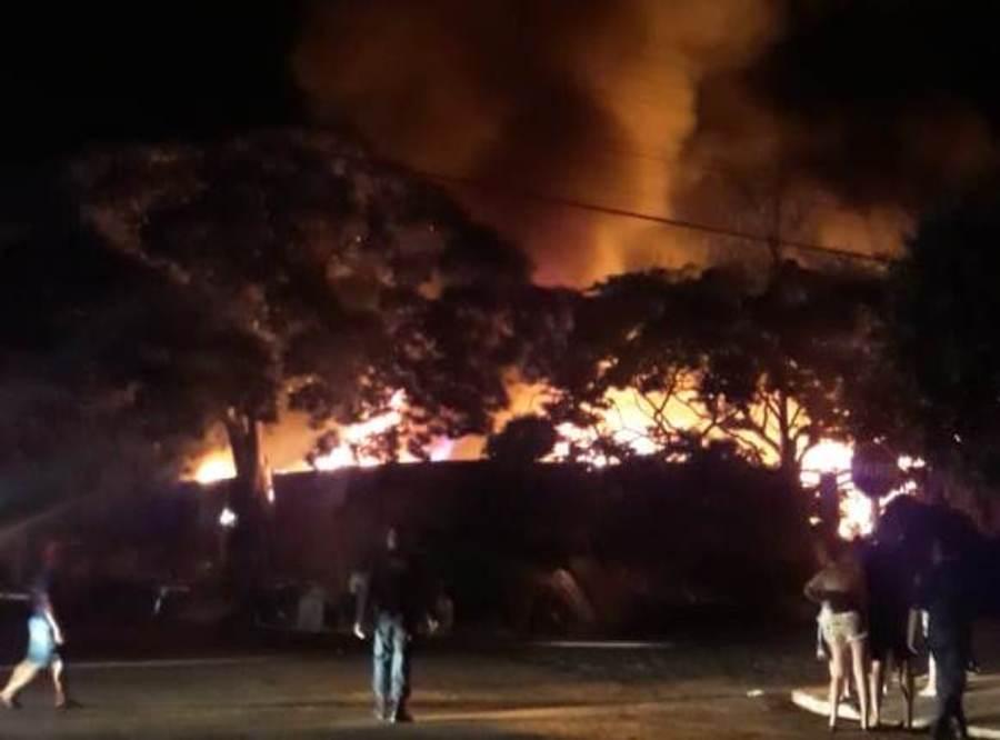 Incêndio de grandes proporções atinge ferro-velho e ameaça casas