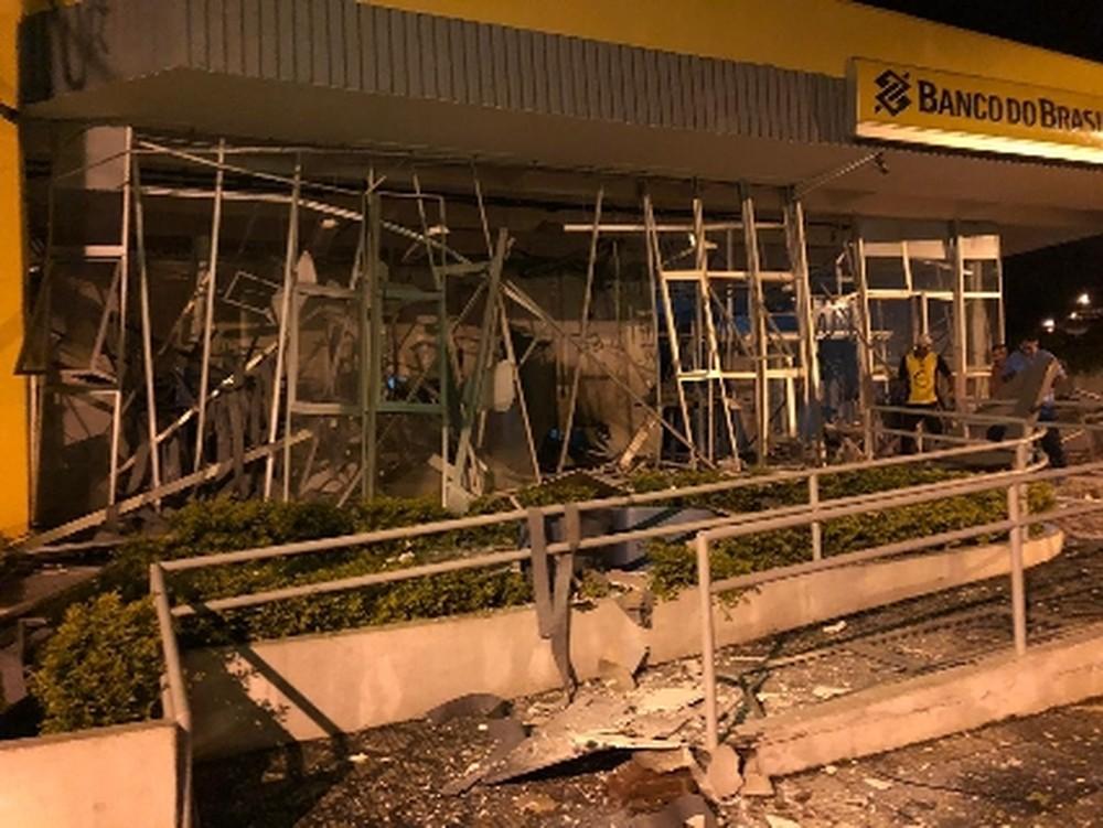 Criminosos explodem bancos e atacam base da PM em SP