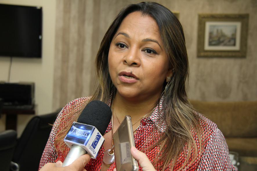 Artigo 252, I, do CPP: Juíza se diz impedida de julgar ação porque filha é advogada de réu