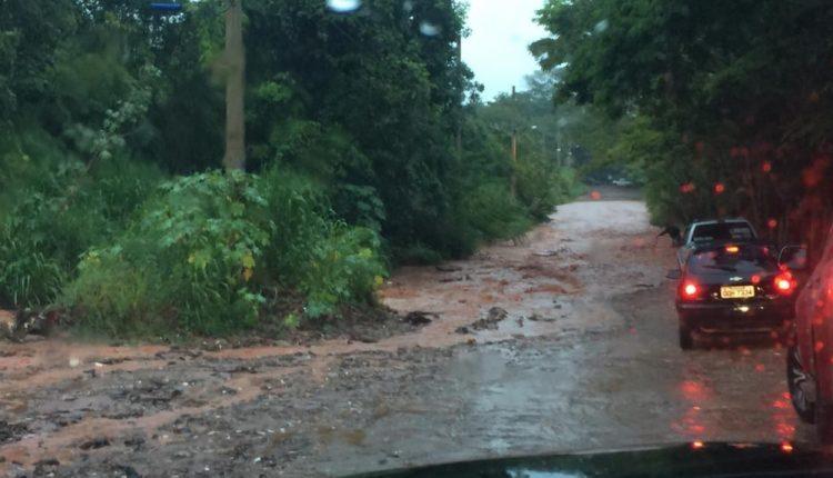 Em Campo Grande, quem vive sem asfalto enfrenta ruas intransitáveis e lama após temporal