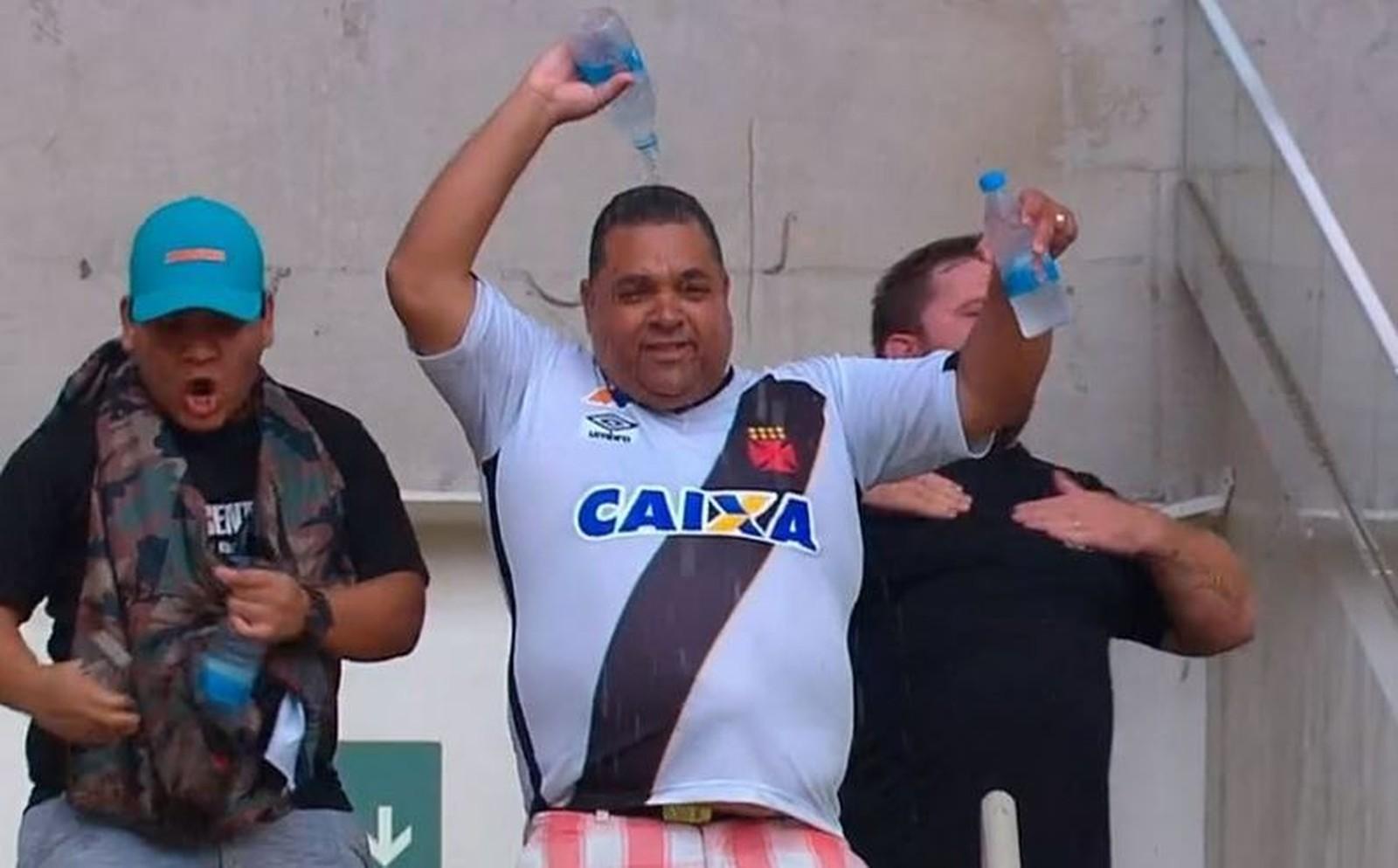 Pai e filho vascaínos se tornam meme ao entrar no Maracanã com água: 