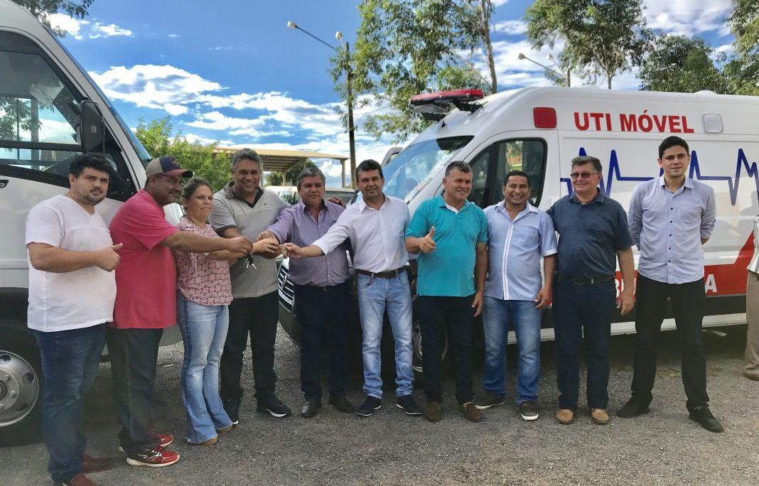 Ao lado do prefeito, vereadores entregam UTI Móvel e Micro-ônibus para Bela Vista