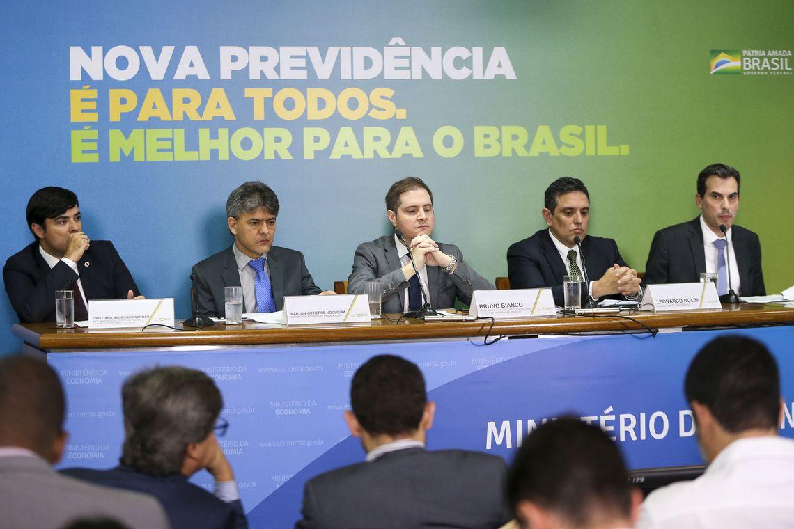 Trabalhador deverá contribuir por 40 anos para aposentar-se com 100% do salário