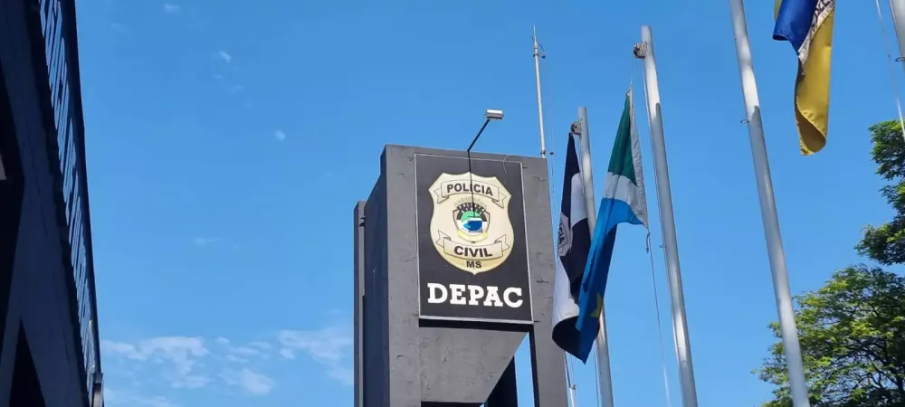 Homem joga fogos de artifício contra casas de vizinhos e acaba preso por desacato