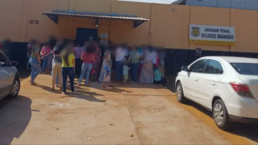 Redução de efetivo de policiais penais em MS tem helicópteros fazendo sobrevoo em presídio 