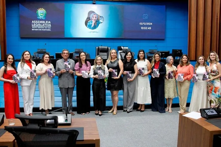 Prefeito Nelson Cintra prestigia lançamento de livro com participação de mulheres de Porto Murtinho