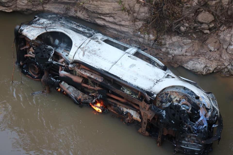 Viatura da PM capota, cai de ponte e pega fogo na Apaporé em Bela Vista