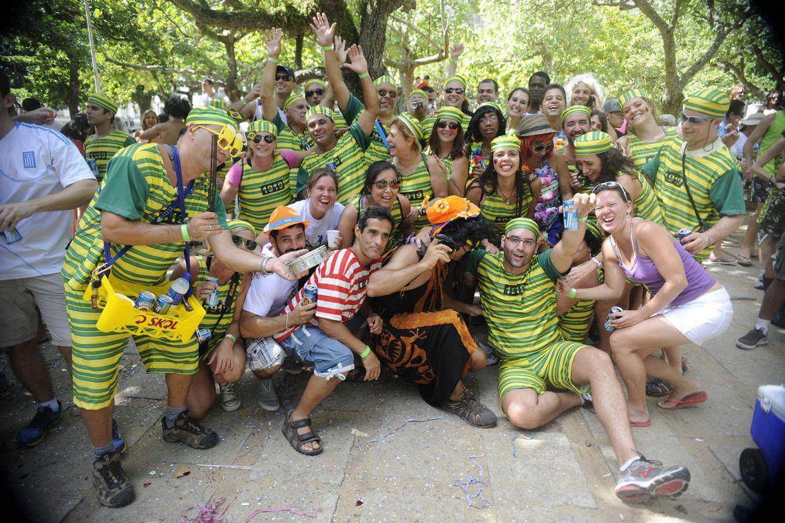 140 blocos desfilam pelas ruas do RJ antes do carnaval