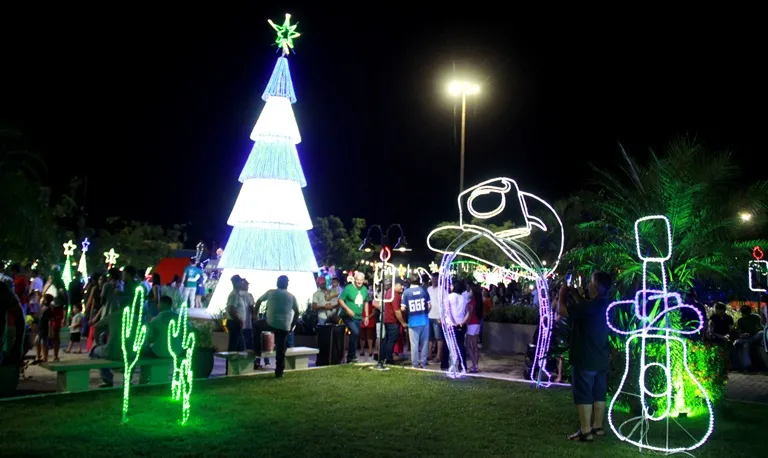 Abertura do Natal de Luzes de Caracol reuniu multidão na Praça 1º de Maio