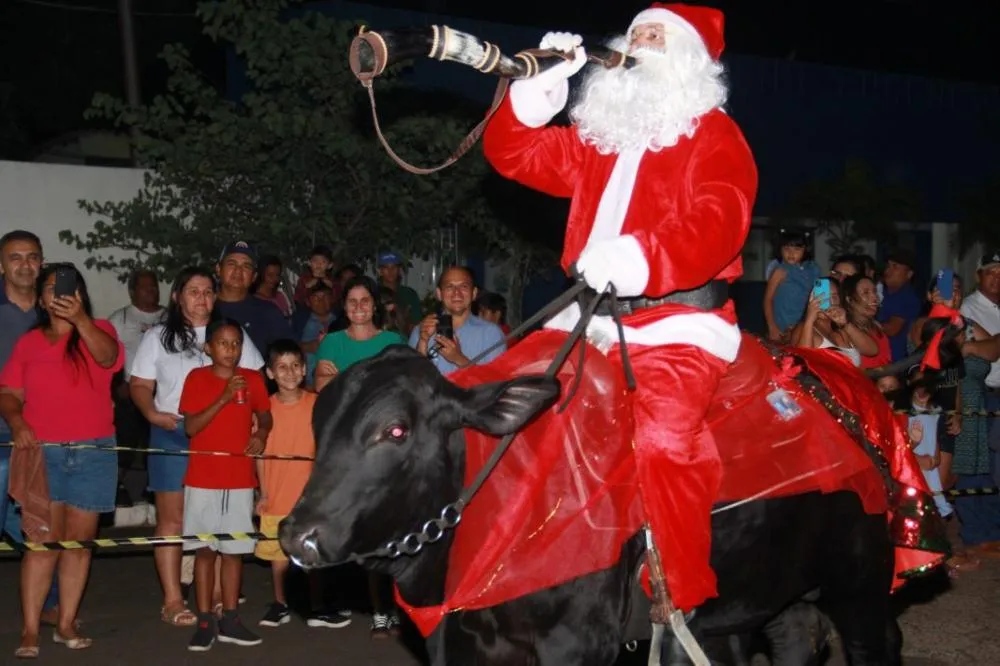 Papai Noel chega em cima de touro e tocando berrante na Abertura do Natal de Luzes em Caracol