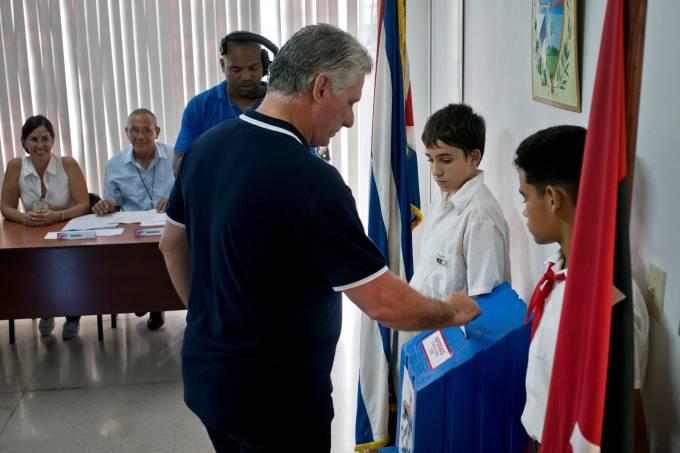 Cuba aprova nova Constituição que considera socialismo ‘irrevogável’