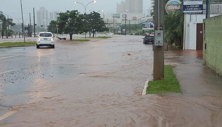 VÍDEO: Temporal deixa ruas alagadas e motoristas ilhados nas principais avenidas de Campo Grande